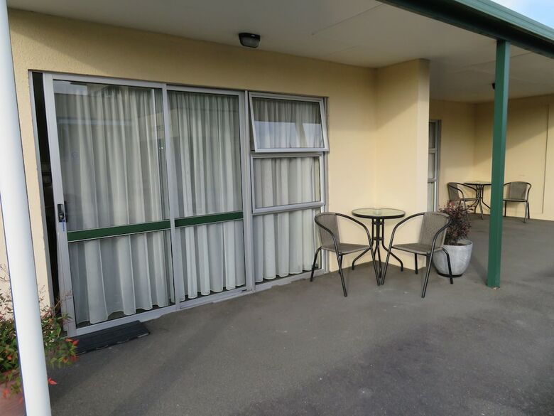 Commodore Court Motel
