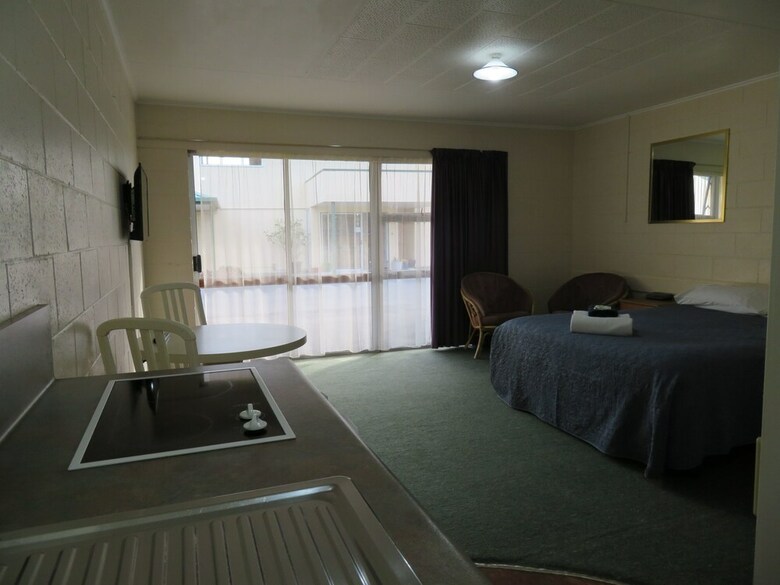 Commodore Court Motel
