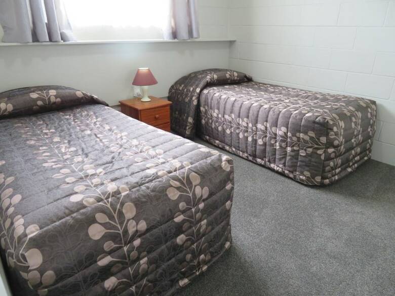 Commodore Court Motel