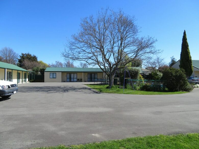 Commodore Court Motel