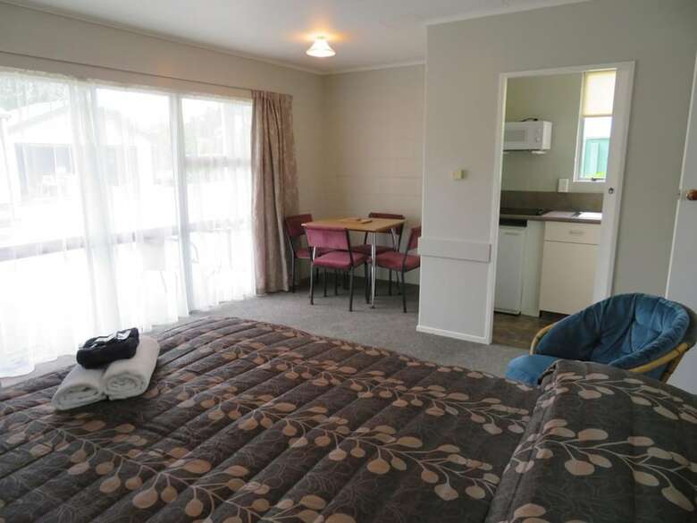 Commodore Court Motel