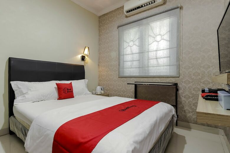 Hotel Reddoorz Plus Near Lippo Cikarang Mall