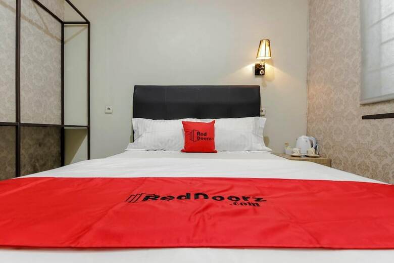 Hotel Reddoorz Plus Near Lippo Cikarang Mall