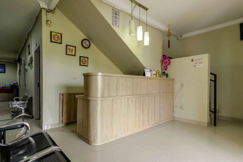 Hotel Reddoorz Plus Near Lippo Cikarang Mall