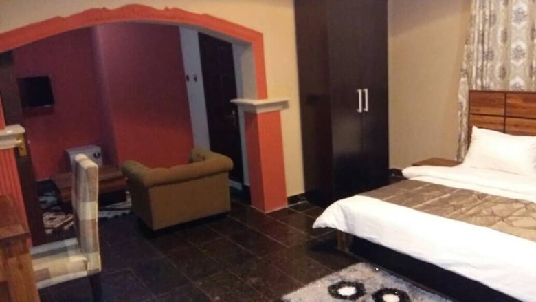 Momak 4 Hotel & Suites