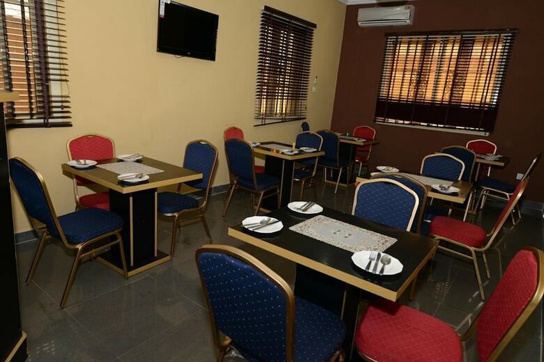 Momak 1 Hotel & Suites