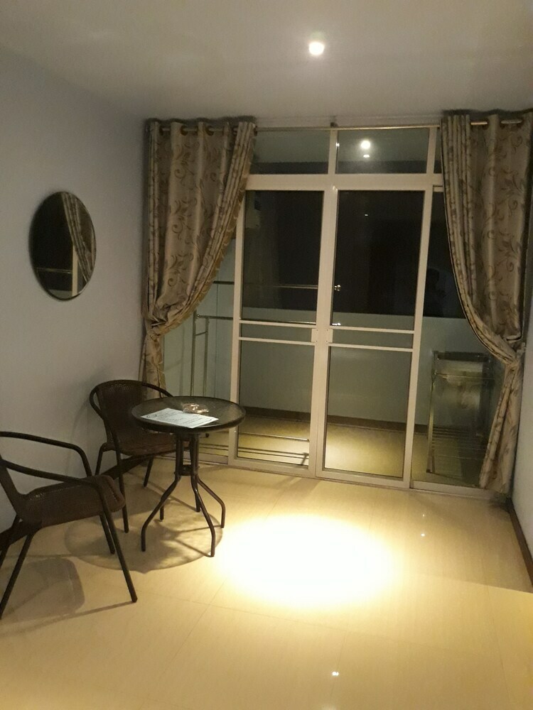 Hotel Sorot House