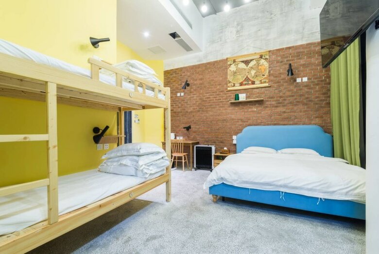 Hostal J Trip Youth Hostel