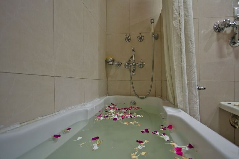 Broadways Inn - Hotel, Resort & Spa