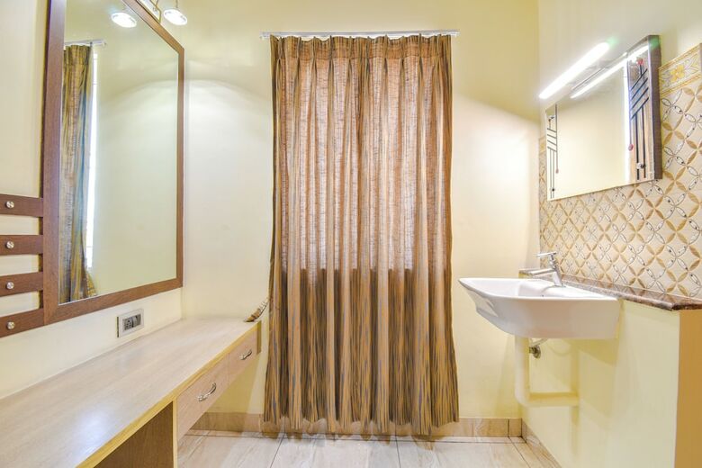 Fabhotel Thaneegai Residency