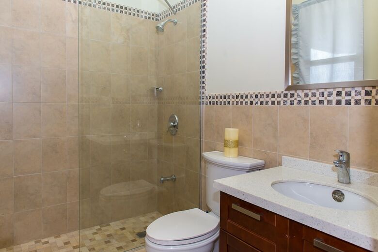 Kinsgton Modern Duplex Apartment With Pool