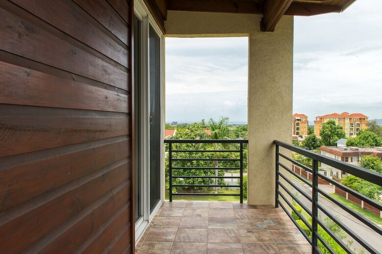 Kinsgton Modern Duplex Apartment With Pool