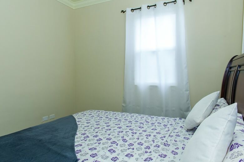 Kinsgton Modern Duplex Apartment With Pool
