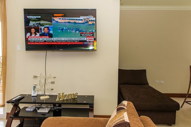 Kinsgton Modern Duplex Apartment With Pool