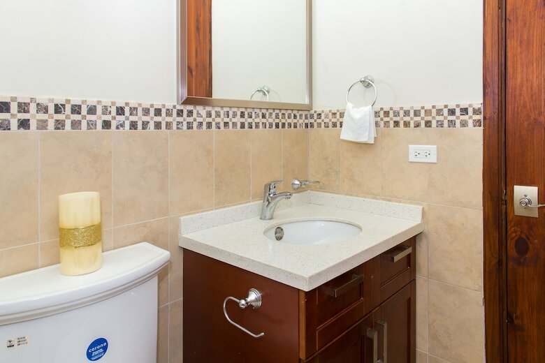 Kinsgton Modern Duplex Apartment With Pool