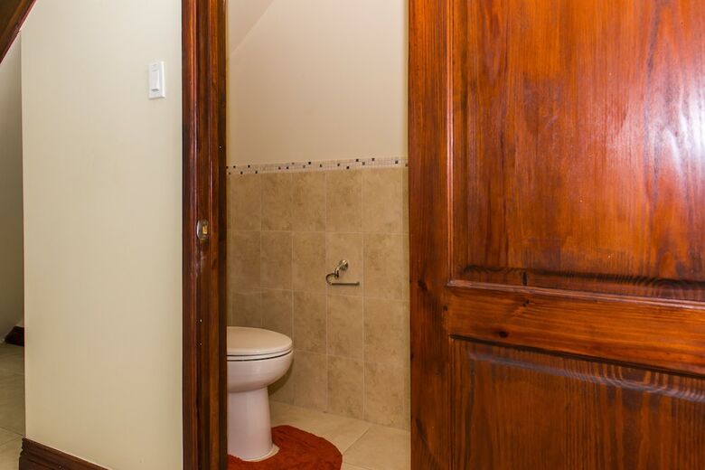 Kinsgton Modern Duplex Apartment With Pool