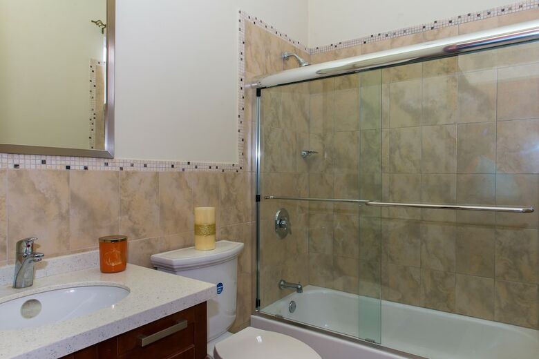 Kinsgton Modern Duplex Apartment With Pool