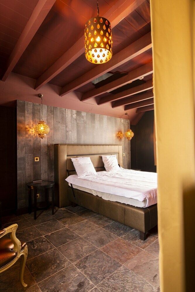 Love Hotel Domaine 10