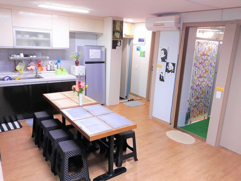 Hostal Work Life Balance Guesthouse Busan Station - Hostel