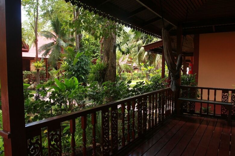 Hotel Longtail Beach Resort