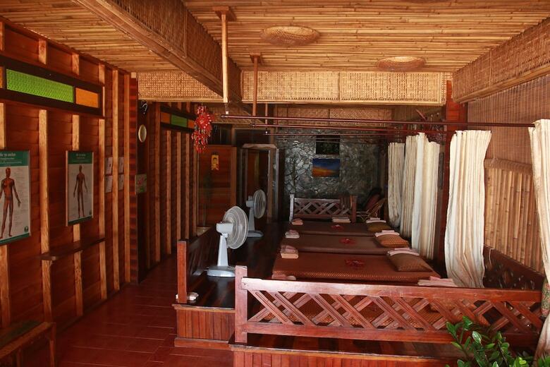 Hotel Longtail Beach Resort