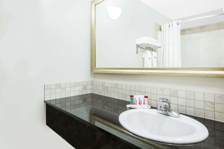 Hotel Ramada By Wyndham Olds