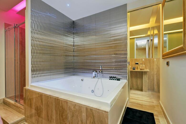 Hotel Spanish Hills Luxury Suites & Jacuzzi