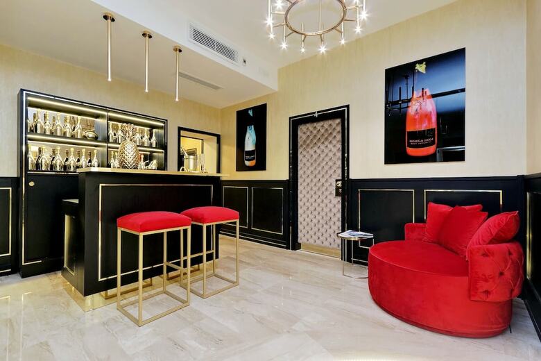 Hotel Spanish Hills Luxury Suites & Jacuzzi