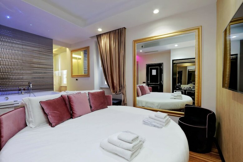 Hotel Spanish Hills Luxury Suites & Jacuzzi