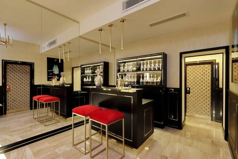 Hotel Spanish Hills Luxury Suites & Jacuzzi