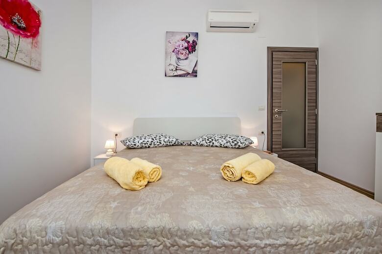 Hotel Apartments & Rooms Chiara