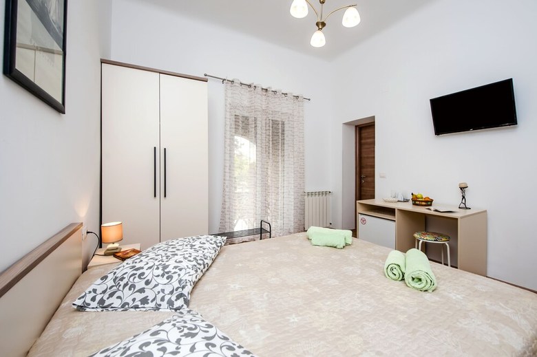 Hotel Apartments & Rooms Chiara