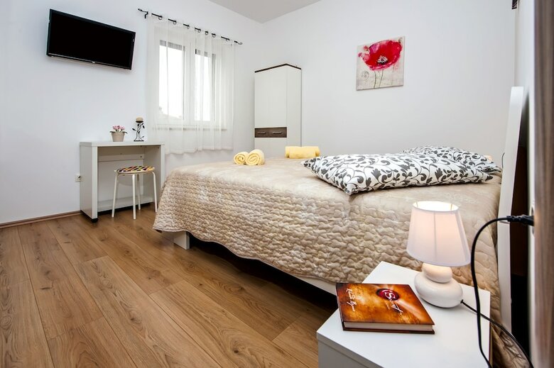Hotel Apartments & Rooms Chiara