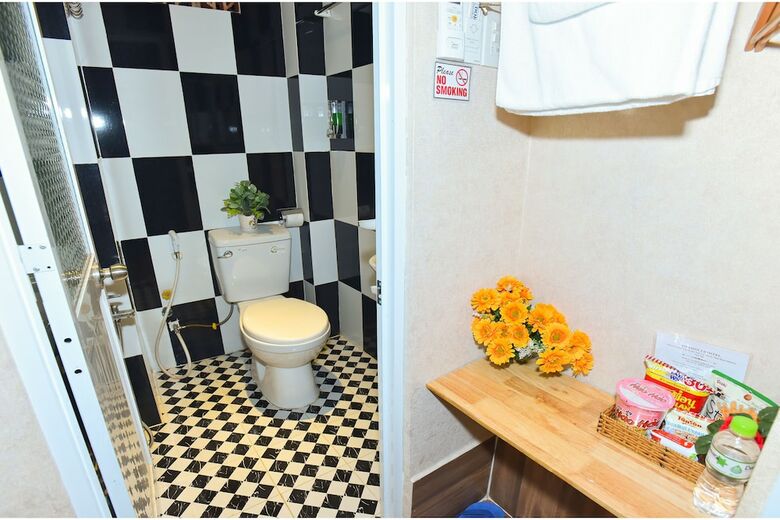 Hostal Henry & Iris Hotel