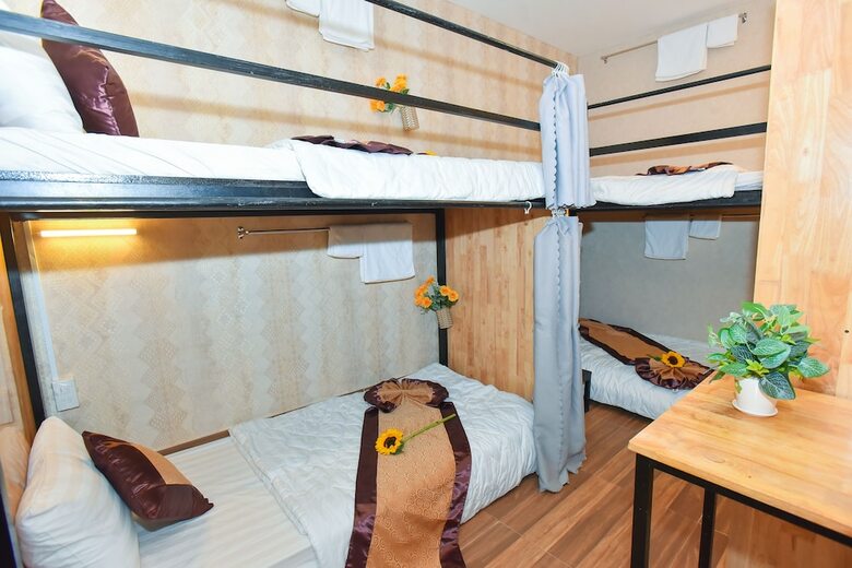Hostal Henry & Iris Hotel