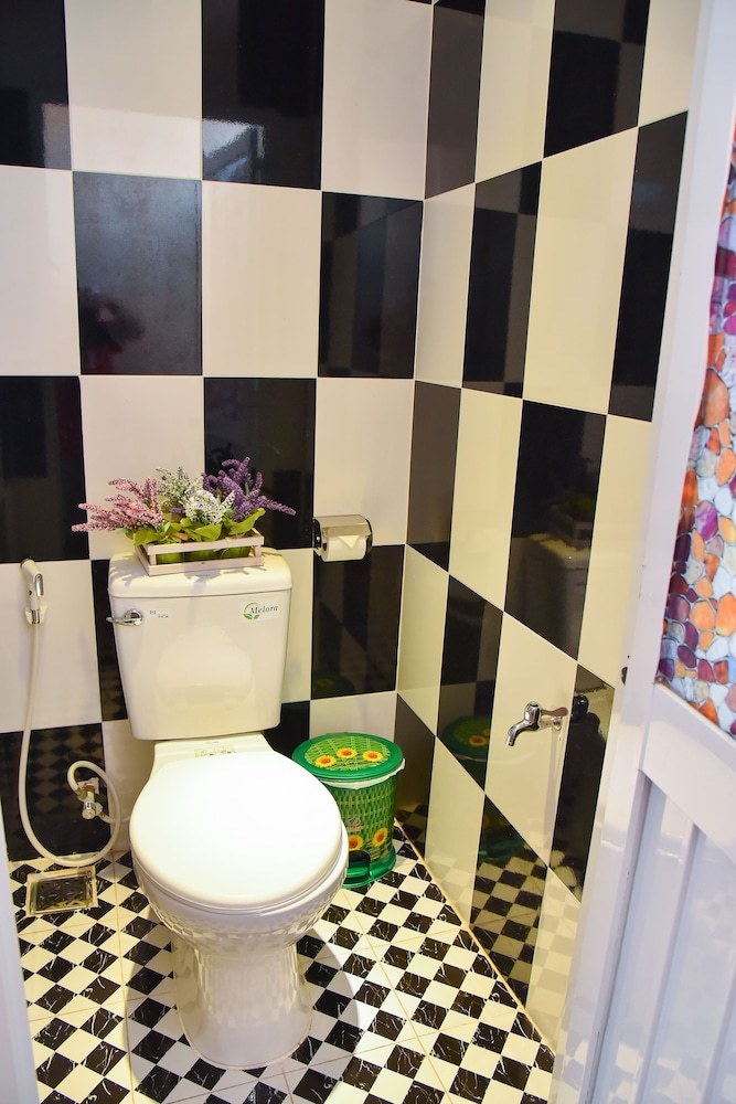 Hostal Henry & Iris Hotel