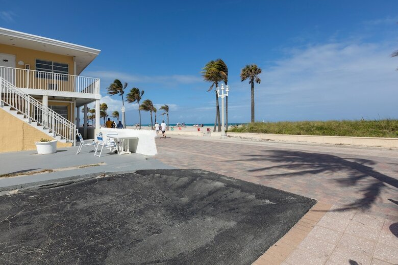 Hotel Paradise Oceanfront Hbh