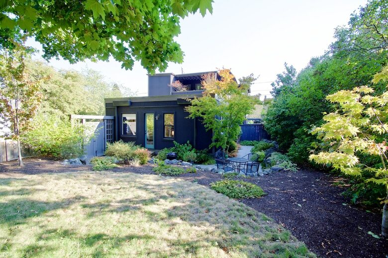 Phinney Ridge Flat Backyard Oasis
