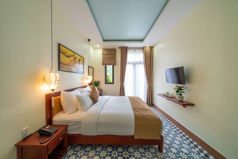 The Lake Hoian Hotel