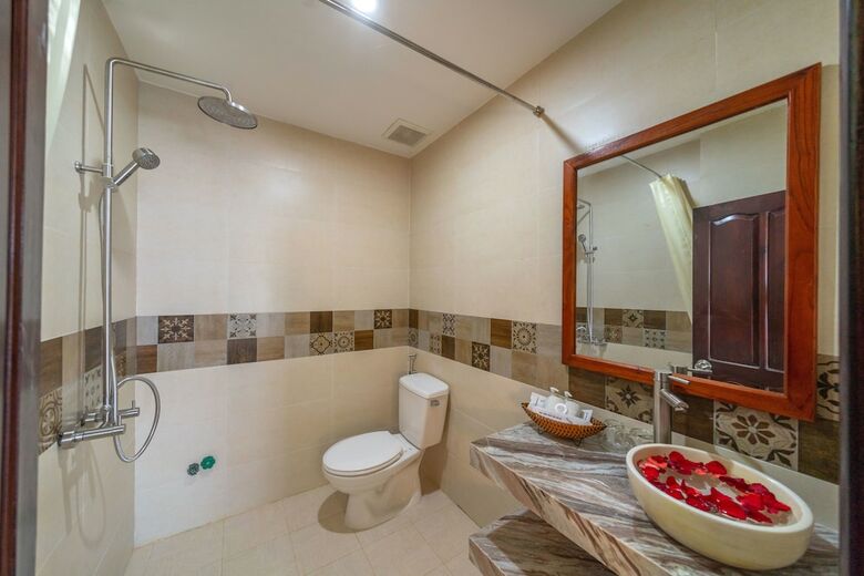 The Lake Hoian Hotel