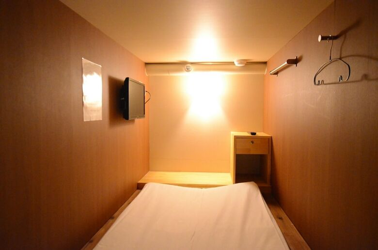 Hostal Kumamoto Capsule Hotel - Hostel, Caters To Men