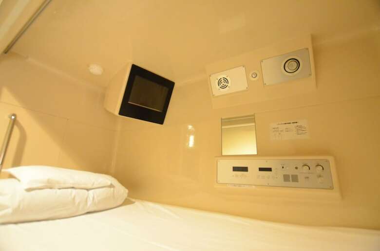 Hostal Kumamoto Capsule Hotel - Hostel, Caters To Men
