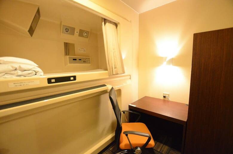 Hostal Kumamoto Capsule Hotel - Hostel, Caters To Men