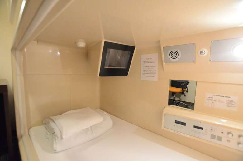 Hostal Kumamoto Capsule Hotel - Hostel, Caters To Men