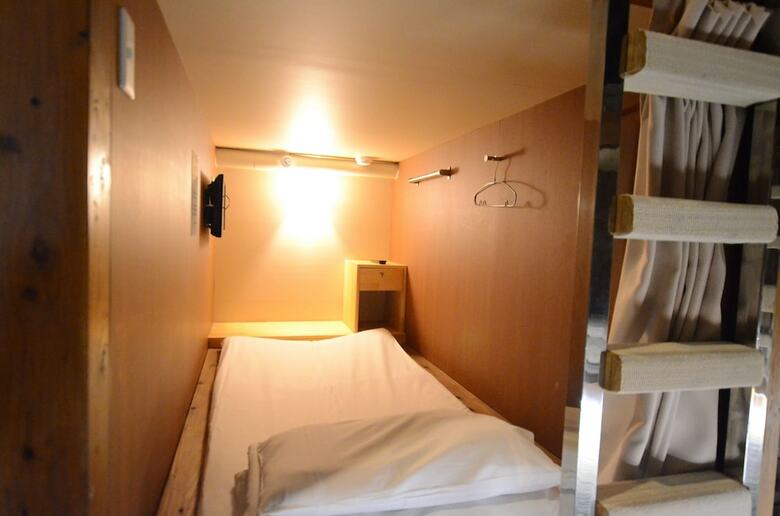 Hostal Kumamoto Capsule Hotel - Hostel, Caters To Men