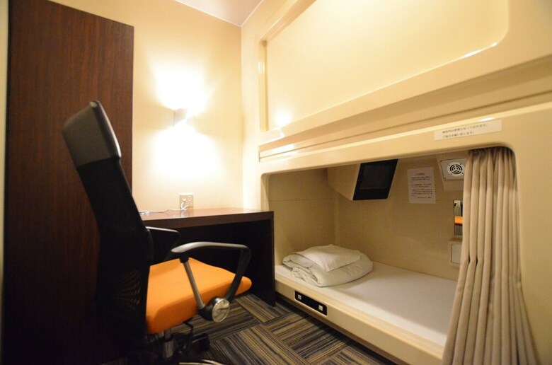 Hostal Kumamoto Capsule Hotel - Hostel, Caters To Men