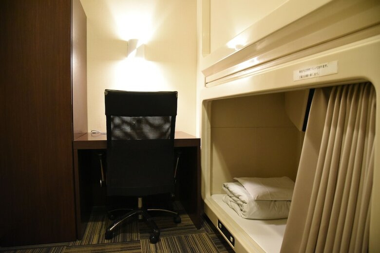 Hostal Kumamoto Capsule Hotel - Hostel, Caters To Men