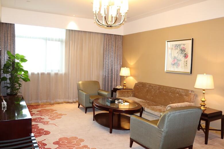 Queensir International Hotel