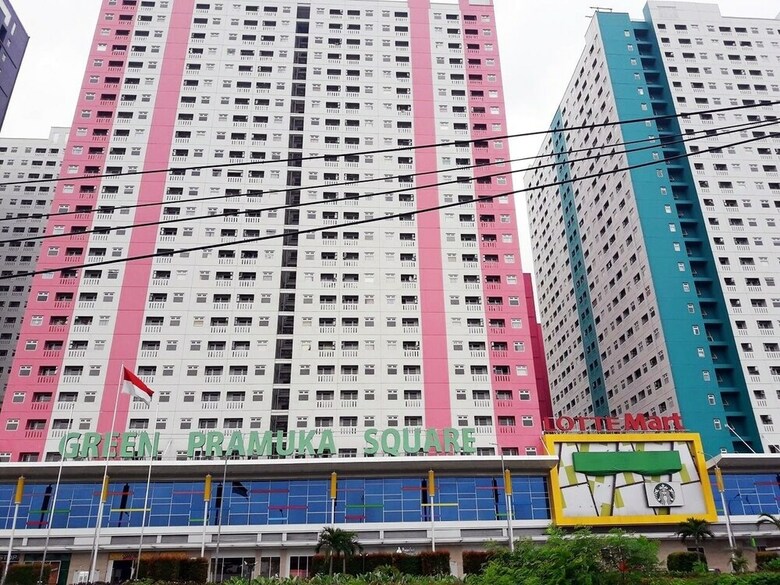 Pool View Apartment Green Pramuka