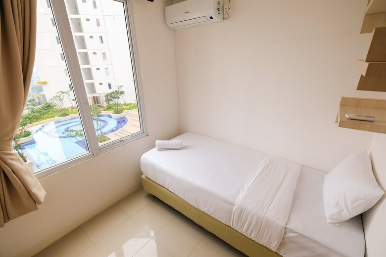 Spacious Bassura City Apartment With Pool View